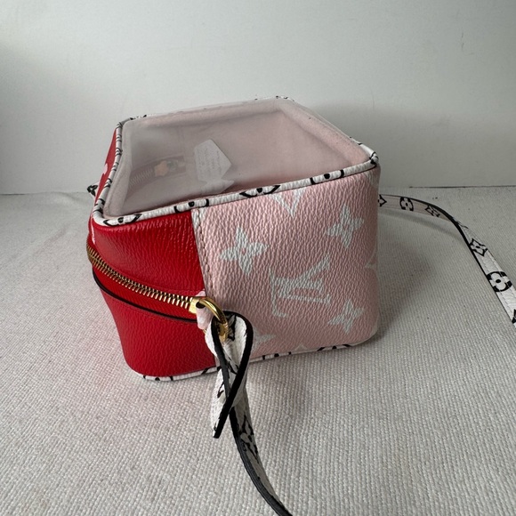 Louis Vuitton Monogram Giant Beach Pouch Pink And Red - Picture 4 of 9